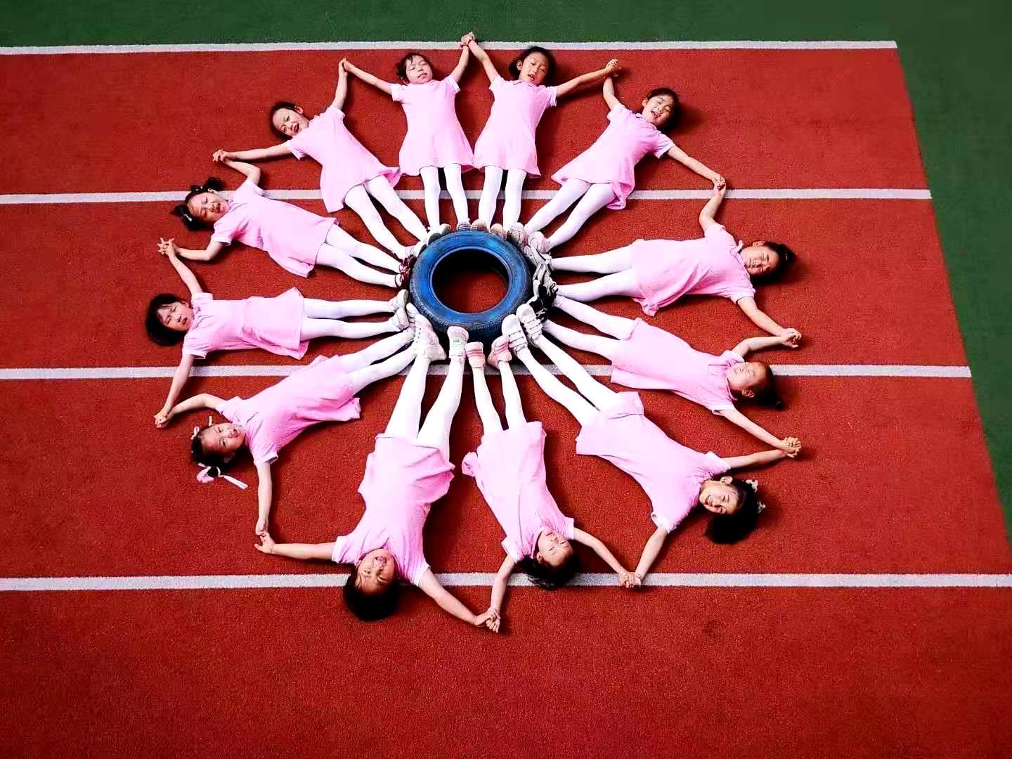 太陽(yáng)花造型，粉色衣服，很搭