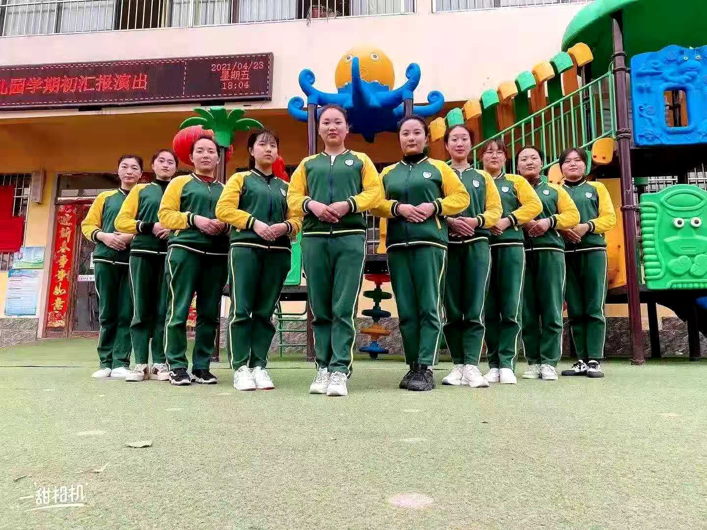 老師穿著校服，漂亮又精神