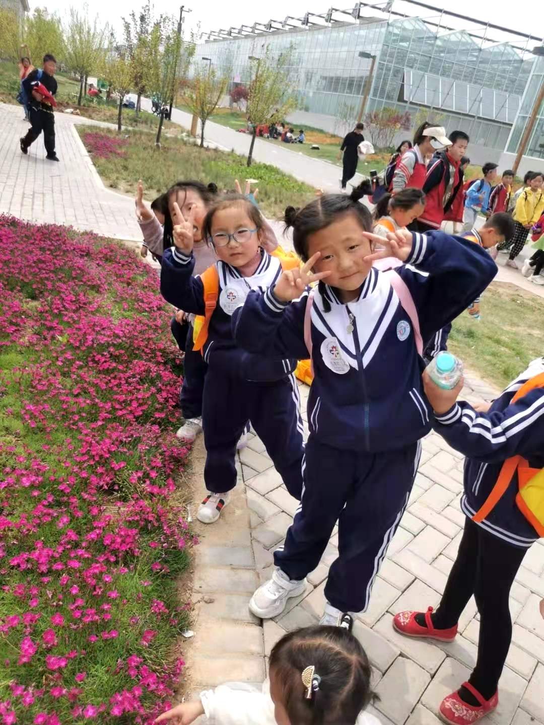 春游時(shí)間，穿著校服好好看