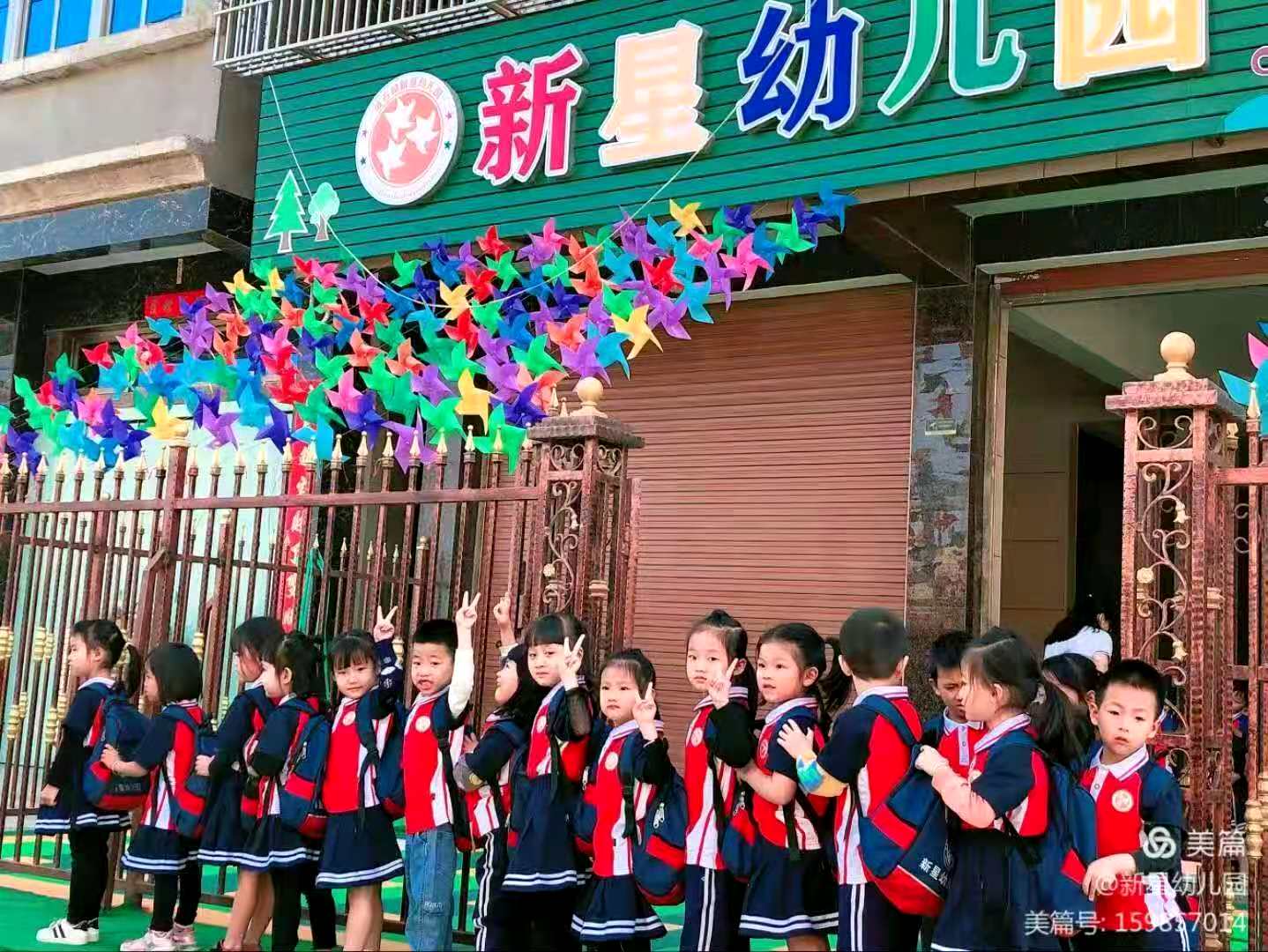 下課了，學(xué)生穿著校服出來(lái)了